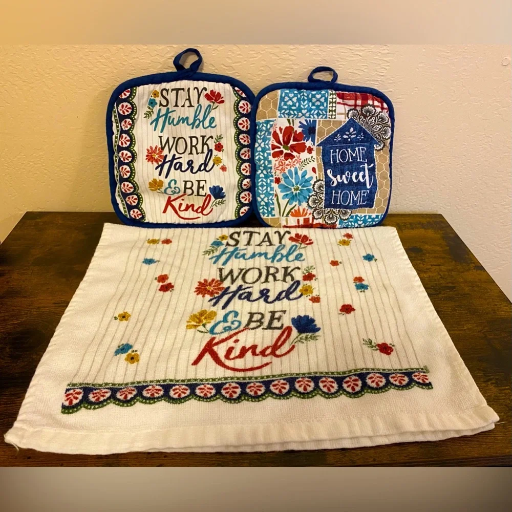 Set of 1 dish towel and 2 pot holders